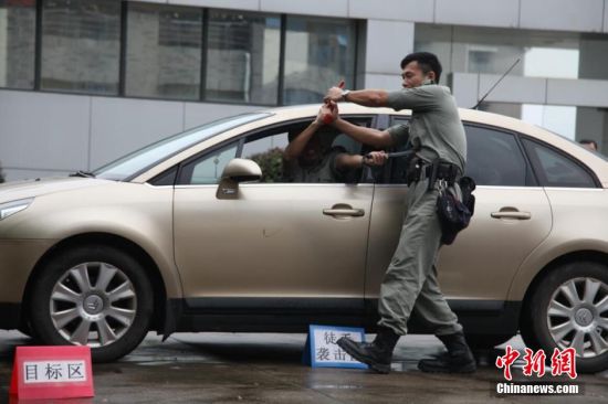 香港警察教學團在贛培訓(xùn)教官 處置駕車持槍匪徒如港片